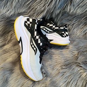 *LIKE NEW* Saucony PWRRUN Athletic Shoes (Women’s 8)